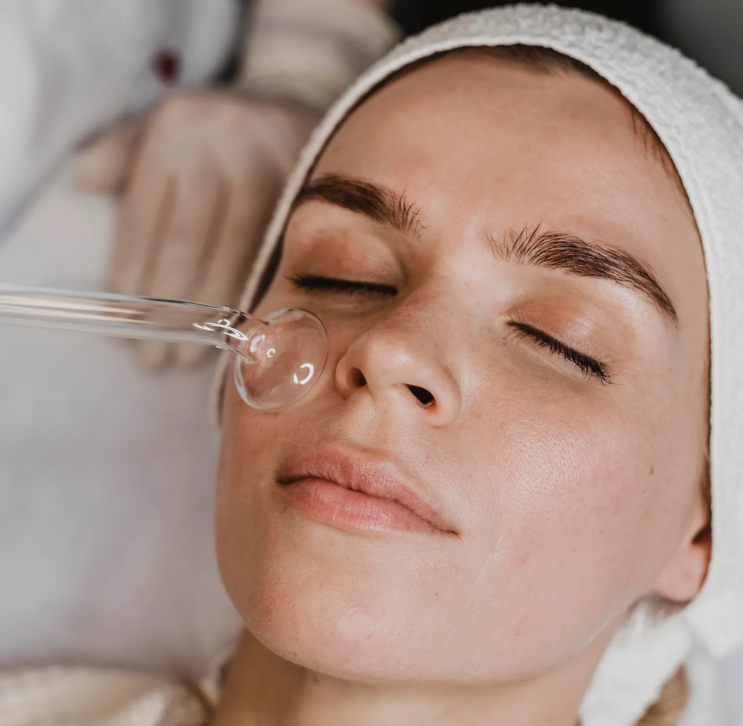 Frau die eine Aqua
      Facial Behandlung genießt